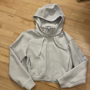 Lululemon cropped hoodie, size 6 dot and tag